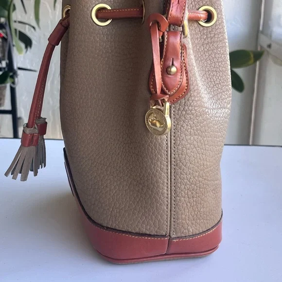 VINTAGE DOONEY AND BOURKE CROSSBODY BUCKET SAND AND TAN TRIM DRAWSTRING - Picture 15 of 15